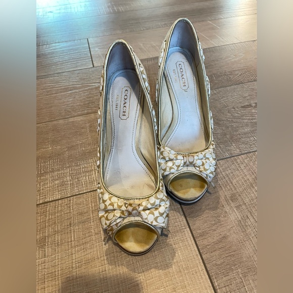 Coach Gold and Cream Peep-Toe Heels with Bows, size 6 - Picture 1 of 9